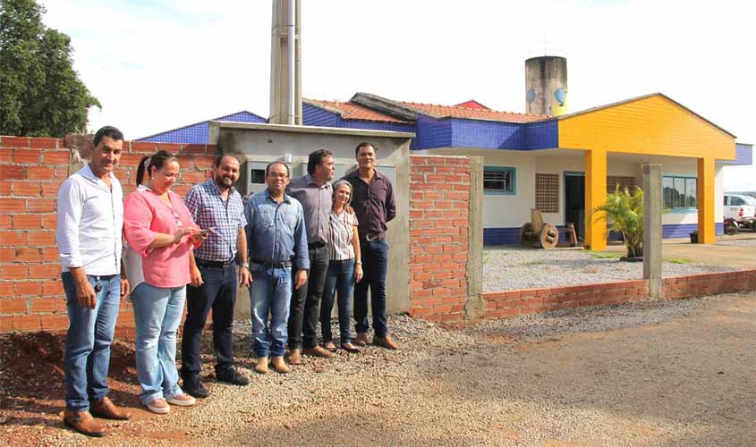 Em Nova Brasilândia, presidente Laerte Gomes entrega subestação em escola municipal e recursos de emendas