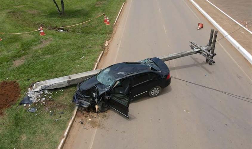 Colisões de veículos em postes causam problemas na rede elétrica