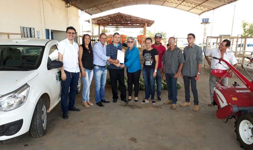 Lazinho da Fetagro entrega equipamentos agrícolas e veículo em Campo Novo