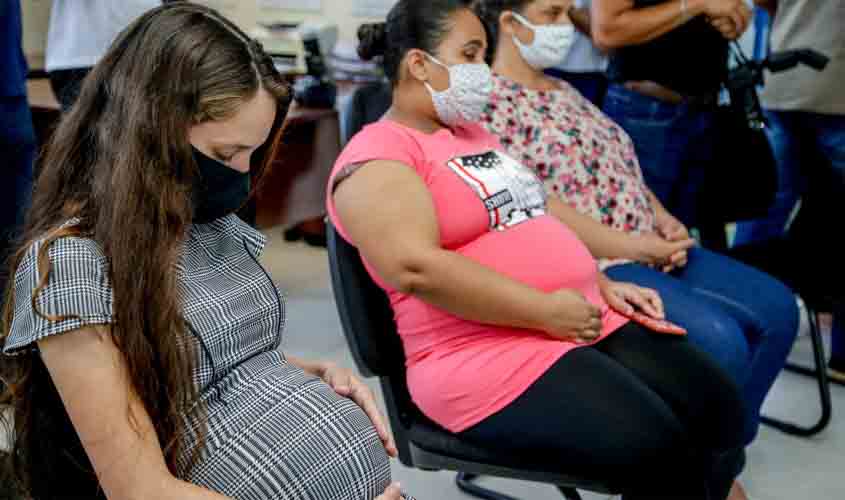 Vacinação contra a covid-19 em grávidas sem comorbidades é suspensa em Rondônia