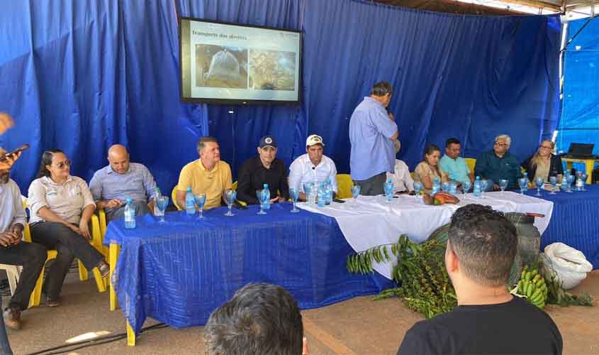 Deputado Luizinho Goebel participa da festa de aniversário de Seringueiras e entrega 200 mil alevinos a piscicultores