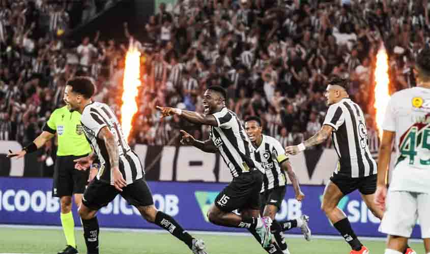 Botafogo derrota Fluminense e dorme na liderança do Brasileiro