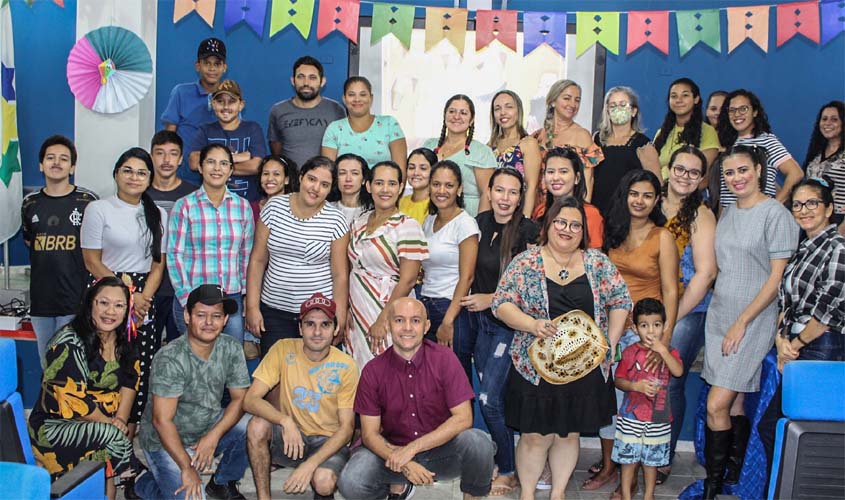 Curso de Libras tem festa junina como tema de aula