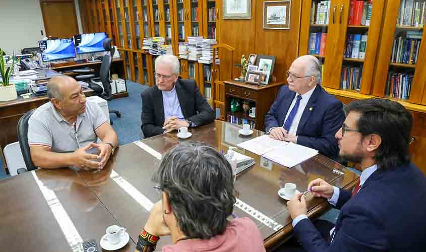 Presidente em exercício do STF recebe representantes de instituições de defesa dos direitos indígenas