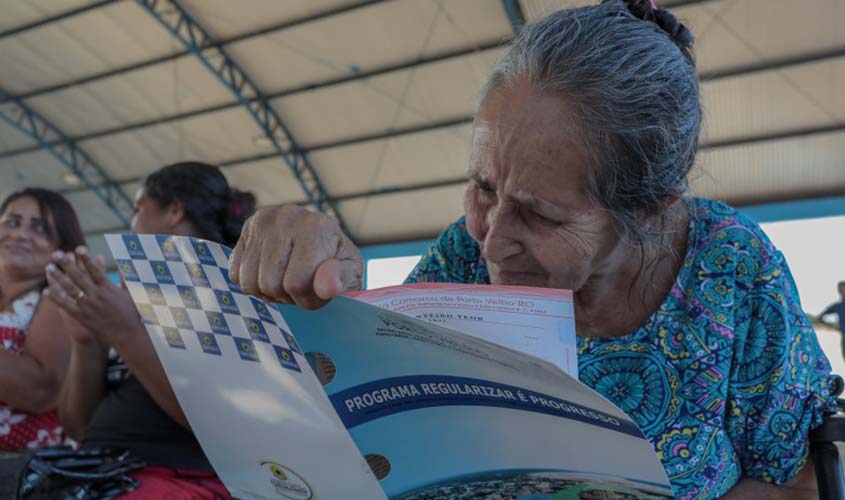 Mais de 90 escrituras são entregues a moradores do bairro Rosalina de Carvalho  