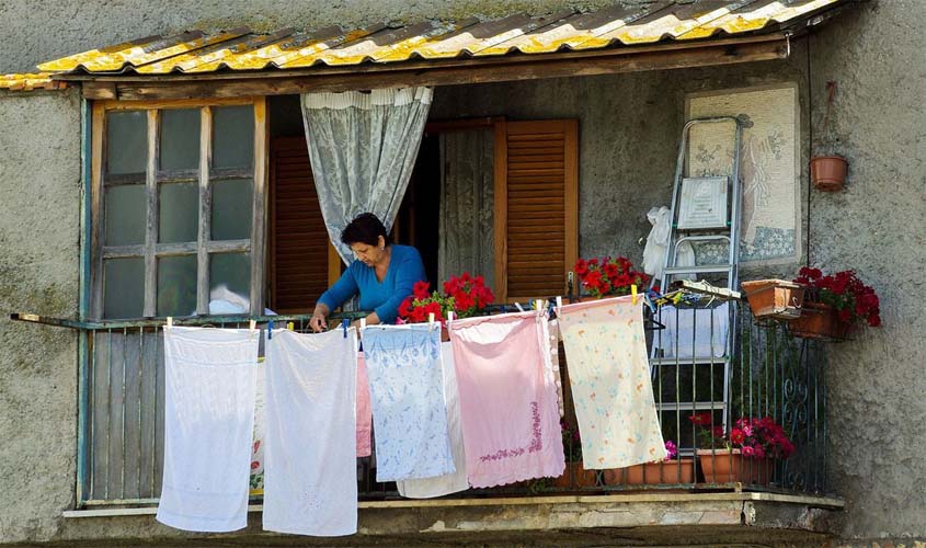 PNAD: mulheres gastam quase o dobro de tempo no serviço doméstico