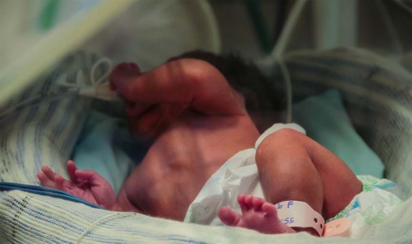 Método Canguru utilizado pela UTI neonatal do Hospital de Base Dr. Ary Pinheiro fortalece vínculo entre pai e bebê