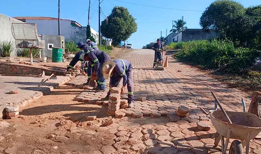 Prefeitura restaura ruas com pavimentação em blocos no bairro Aurélio Bernardi