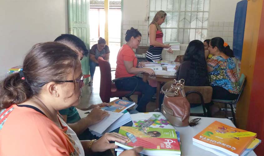 Professores da Rede Municipal de Porto Velho escolhem livros didáticos 