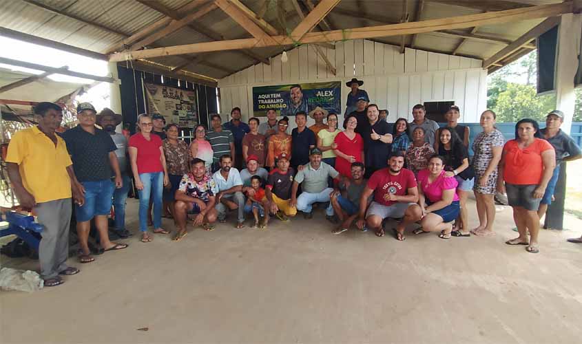 Deputado Alex Redano entrega equipamentos agrícola em Ariquemes