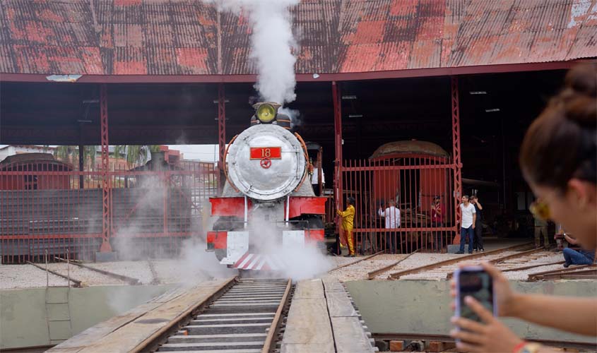 Locomotiva 18 e litorina passam por manutenção em Porto Velho