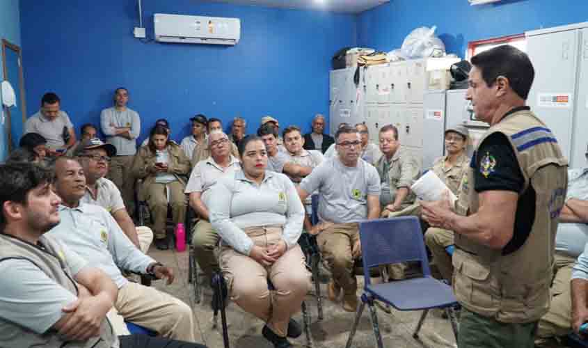 Agentes de endemias são treinados para o uso de larvicida biológico contra Aedes aegypti