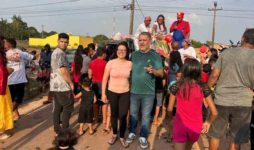 Vereador Fogaça e esposa Fernanda participam de festa das crianças do líder comunitário Mazinho no bairro Teixeirão