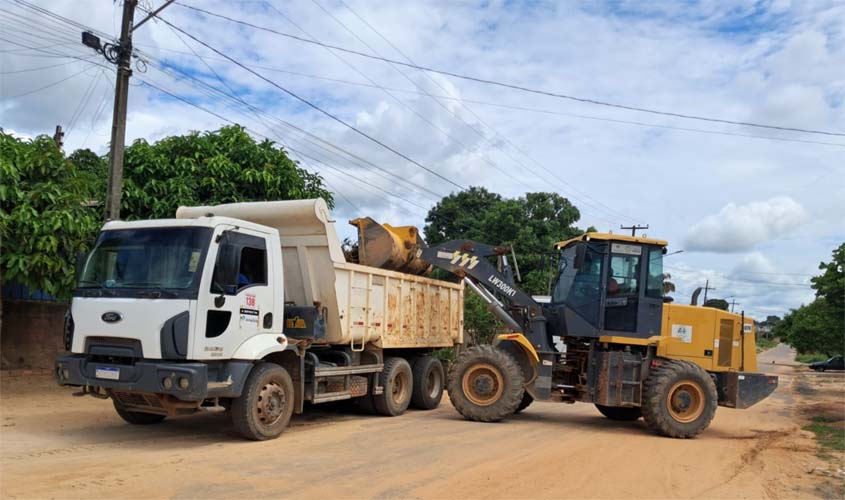Prefeitura faz limpeza e patrolamento no Val Paraíso
