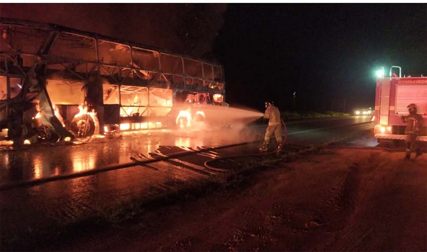 VÍDEOS: Ônibus é incendiado em barreira na cidade de Ji-Paraná