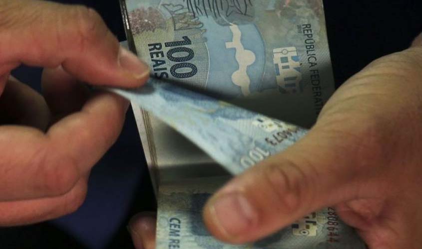 Medida provisória eleva salário mínimo para R$ 1.302 em janeiro  