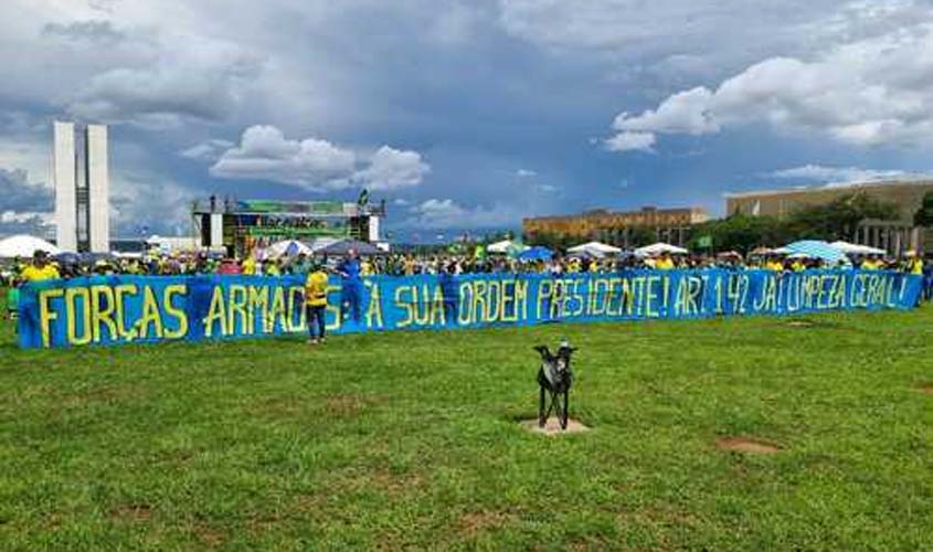 Manifestantes se reúnem em Brasília para protestar contra diplomação de Lula