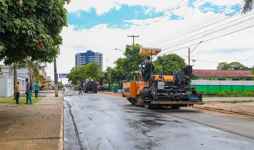 Prefeitura realiza recapeamento na avenida Aracaju