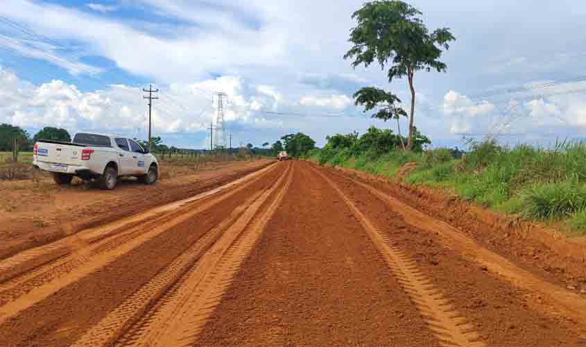 Estrada RO-459 no Garimpo Bom Futuro recebe obras de recuperação após indicação do deputado Alex Redano