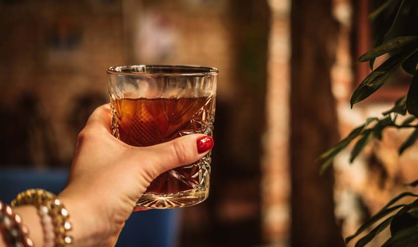 Justiça mantém justa causa por adulterar bebida em happy hour