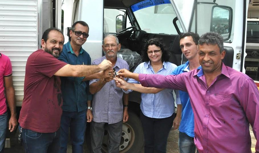 Laerte Gomes entrega em Vale do Paraíso um caminhão frigorífico para atender agroindústrias