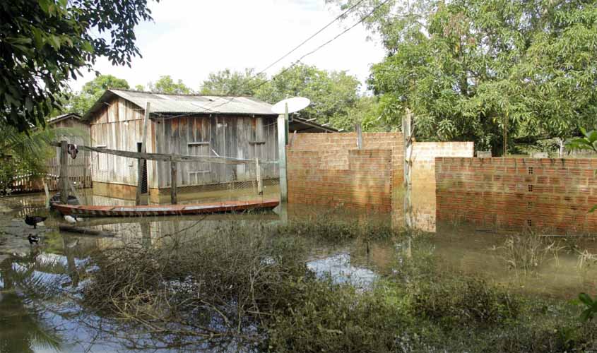 Famílias desabrigadas em Candeias do Jamari receberão mais cestas básicas, água potável e banheiros; malária entra em pauta