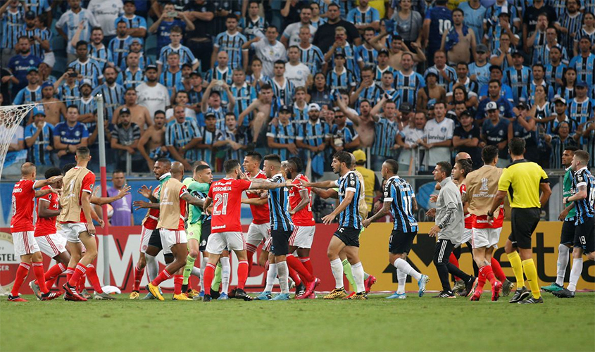 Primeiro Grenal da Libertadores termina em confusão