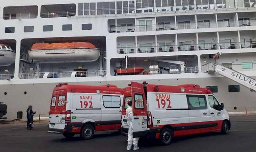 Navio de cruzeiro é mantido em isolamento no Recife