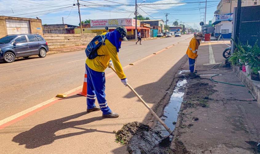 Limpeza urbana é realizada durante todo o dia em Porto Velho