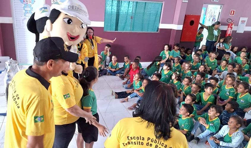 Palestras lúdicas de trânsito e sorteios são realizados pelo Detran-RO para estudantes