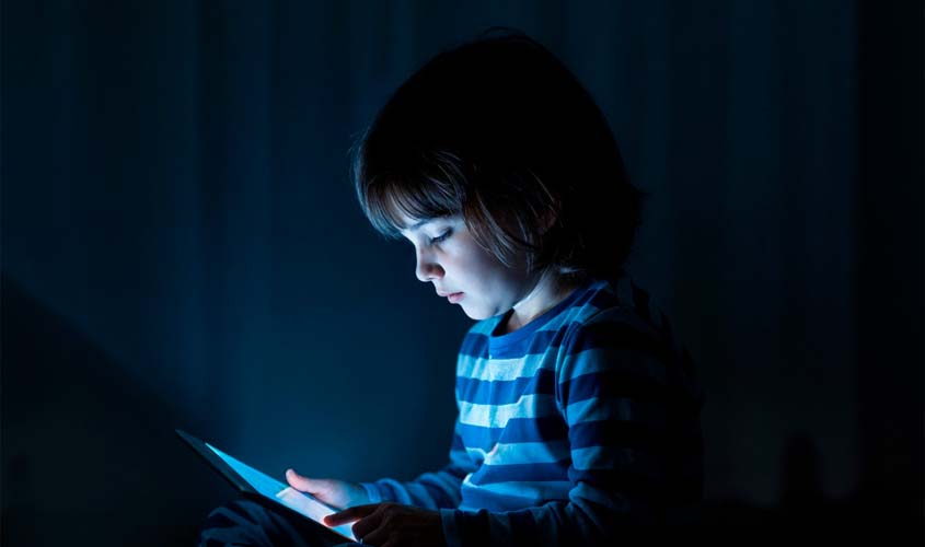 Por que seu filho não consegue largar o celular? A ciência explica