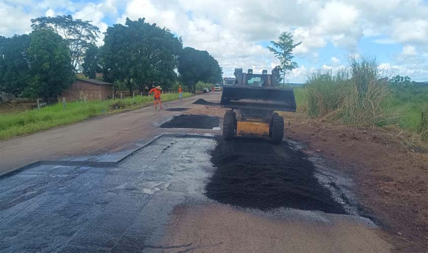 Rodovia-383, sentido Alta Floresta d’Oeste, recebe serviços de manutenção e recuperação