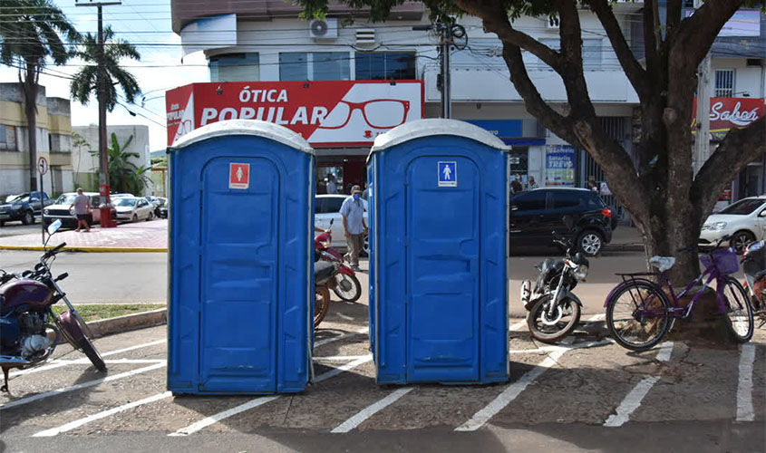 Prefeitura coloca tendas e banheiros químicos em frente à Caixa Econômica Federal