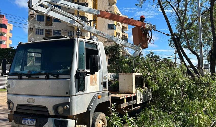 Sema faz ação de poda na Avenida Rio Madeira