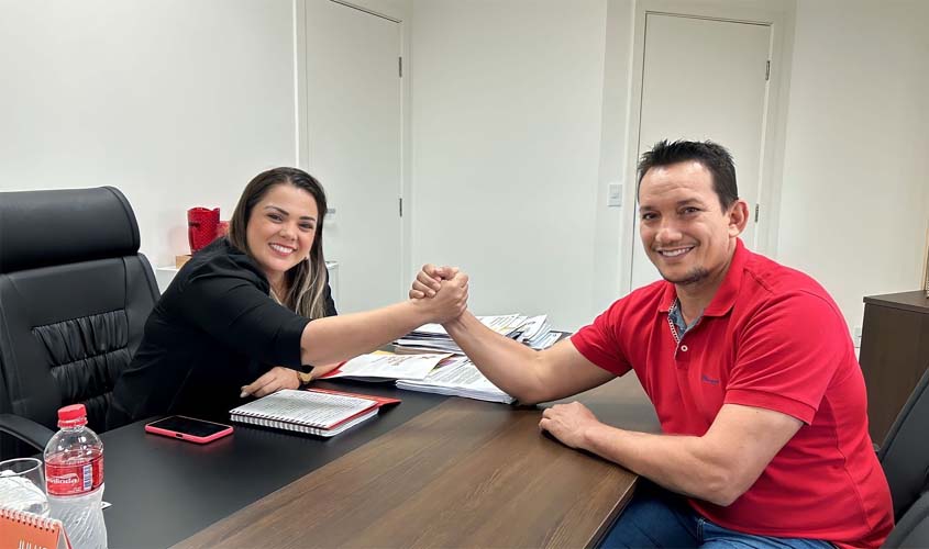Cláudia de Jesus garante recurso para trator em São Miguel