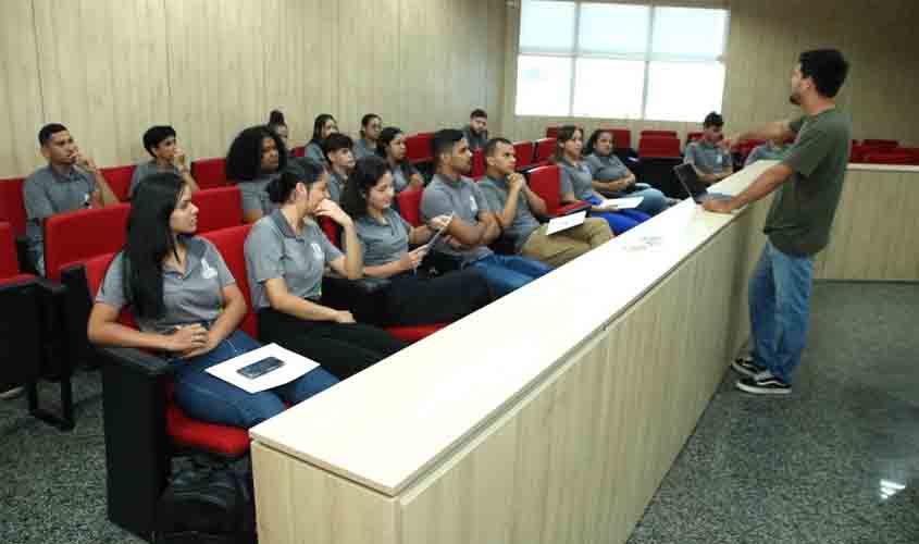 Estagiários participam de entrevista de emprego simulada durante capacitação na Alero