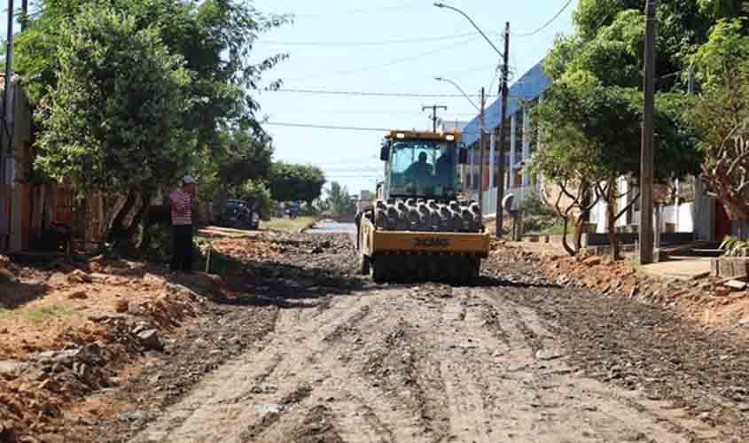 Prefeitura amplia serviço de terraplanagem em ruas do bairro JK