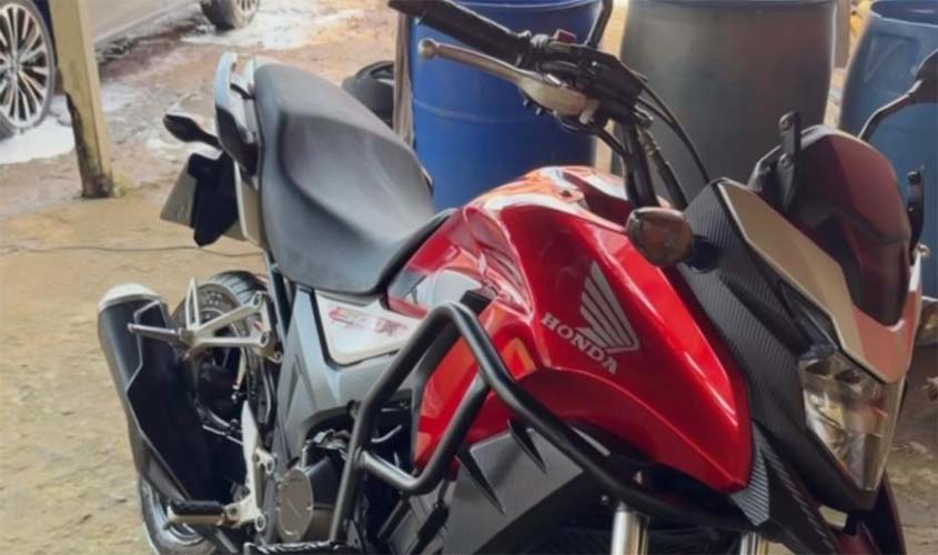 Criminosos armados aterrorizam família na zona leste