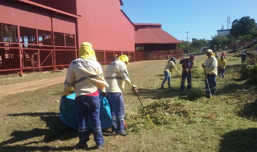 Semusb promove mutirão de limpeza na Praça da EFMM