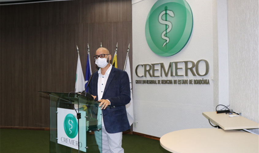 Cremero realiza entrega de carteiras profissionais para novos médicos