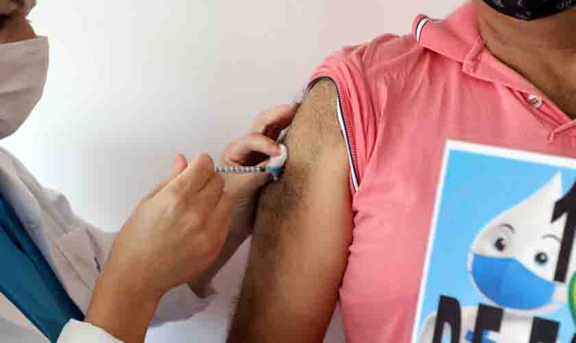 Porto Velho vacina profissionais da educação contra Covid-19 no distrito de Extrema