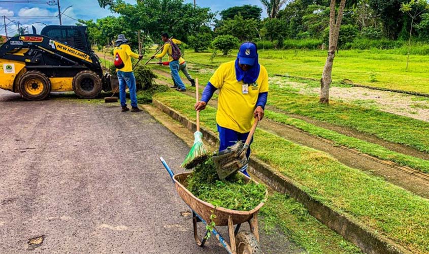 Prefeitura executa serviços de limpeza em diferentes regiões da capital