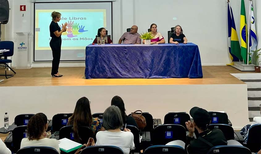 Servidores da saúde concluem curso de Libras