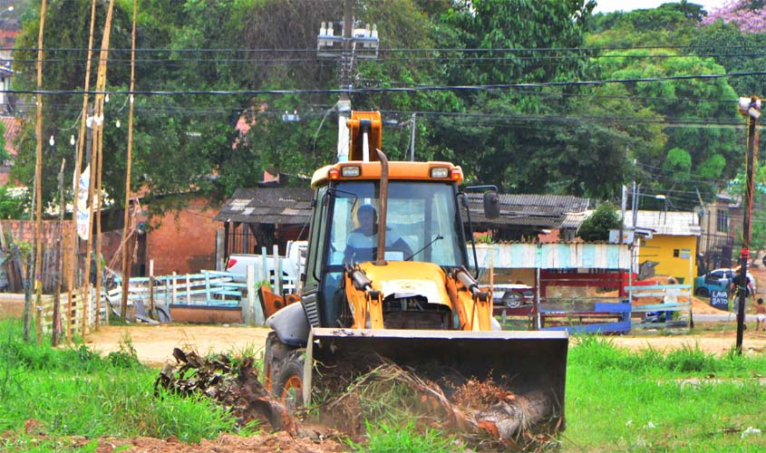 Semusb realiza limpeza mecanizada do Canal Santa Bárbara