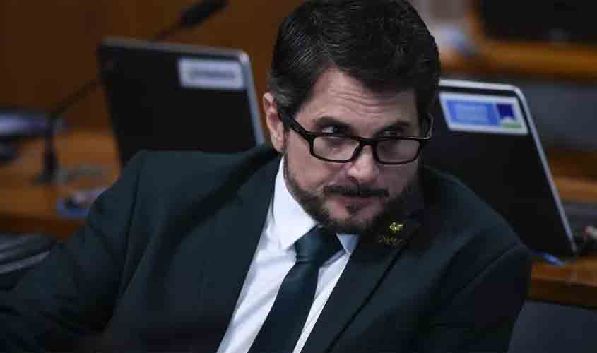 Marcos do Val tem rede social suspensa e R$ 50 milhões bloqueados após novos ataques ao STF