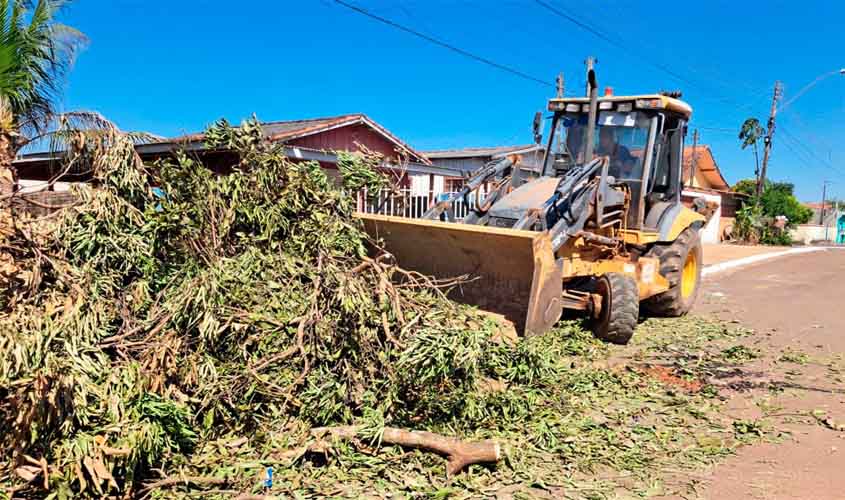 Nova Londrina recebe limpeza de meio-fio e recolhimento de galhos