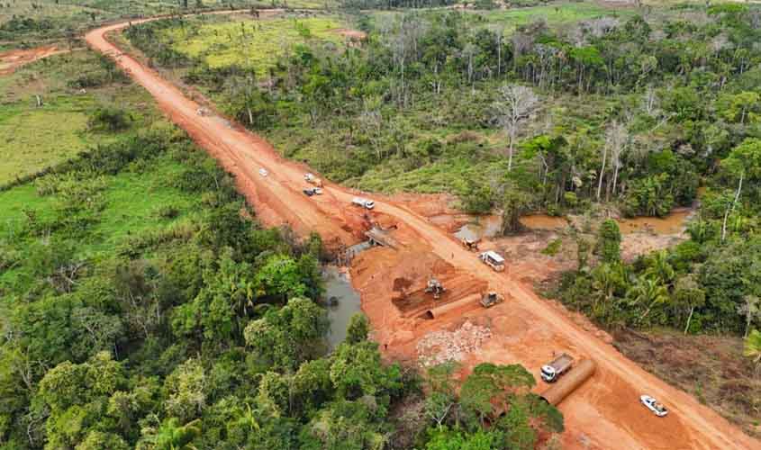 Substituição de ponte de madeira por tubos de aço reforça escoamento na RO-010
