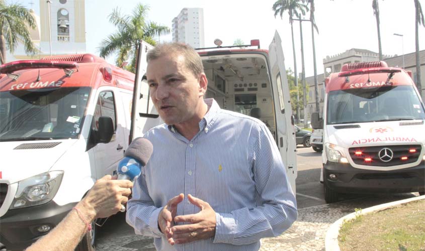 Prefeito Hildon Chaves entrega três ambulâncias ao SAMU