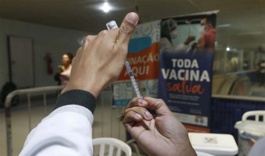 Apenas 9,8% dos evangélicos completaram o esquema  vacinal contra a Covid-19; percentual entre católicos é de 24%