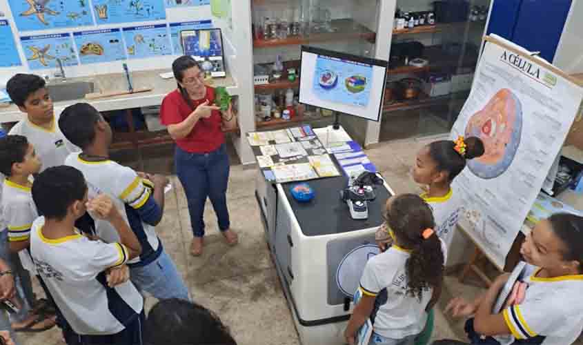 Laboratório Móvel reforça ensino de ciências e aprendizagem na escola Carmem Ione